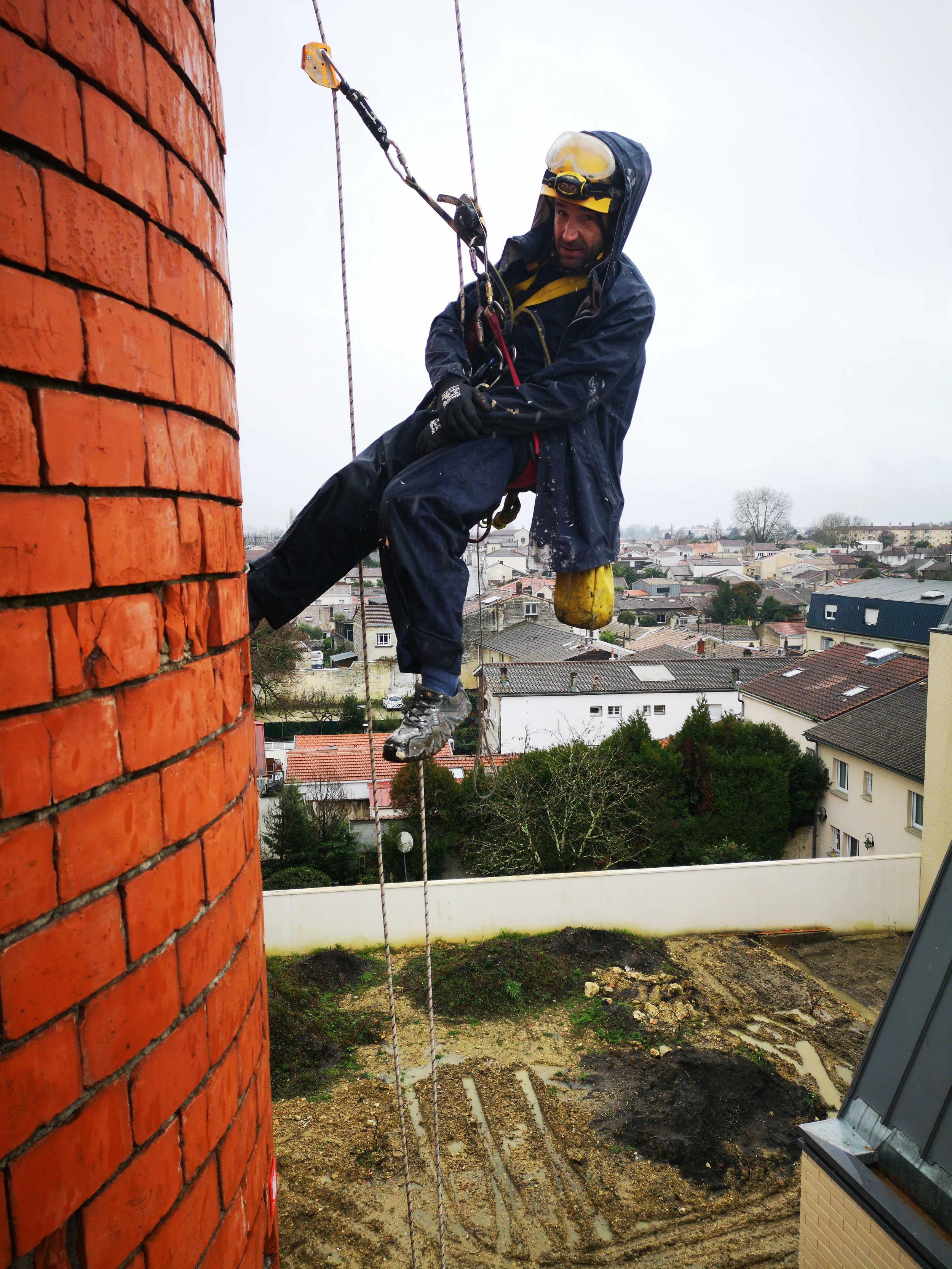 Intervention de cordistes MS Access pour la cheminée retrouve son aplomb chez PICHET à Bègles (bâtiment) – 3